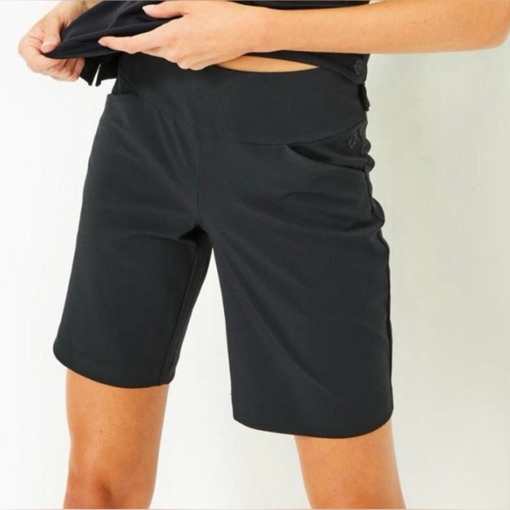 Lilly Pulitzer Black Women Shorts size 2